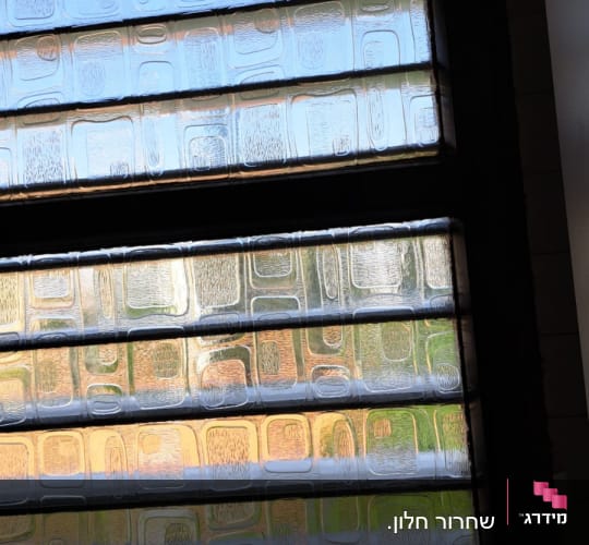 תריסים עם זכוכית מרובעת ודוגמאות גיאומטריות